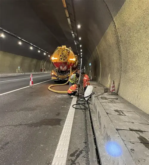 贵定隧道排水渠清淤